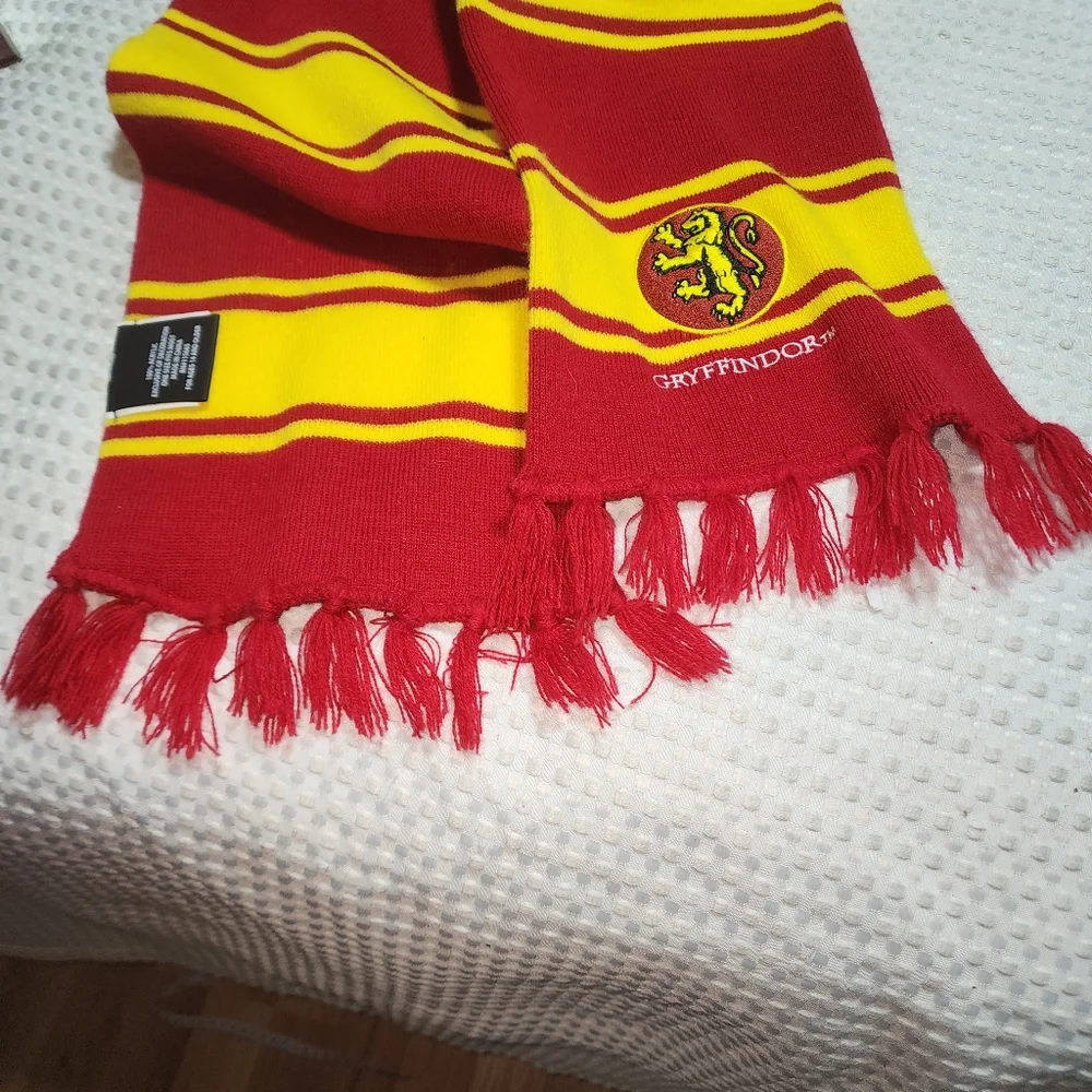 HARRY POTTER NWOT GRYFFINDOR LONG KNITTED SCARF FRINGES